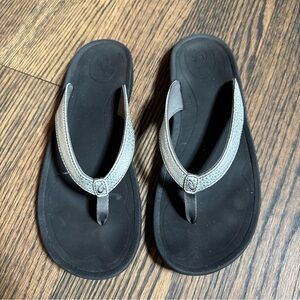 Olukai women’s Kulapa Kai flip flops sandals thongs pebbled silver 39 8.5 9